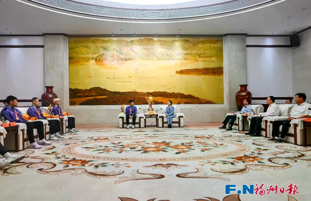 福州、厦门两市主要领导分别会见本市“闽超”足球队